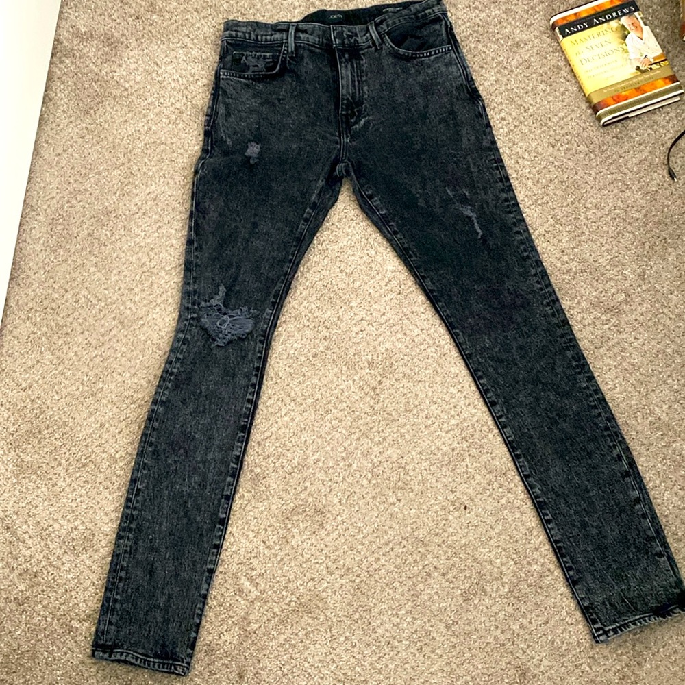 Only washed once only worn once. “The Legend Kinetic” skinny fit